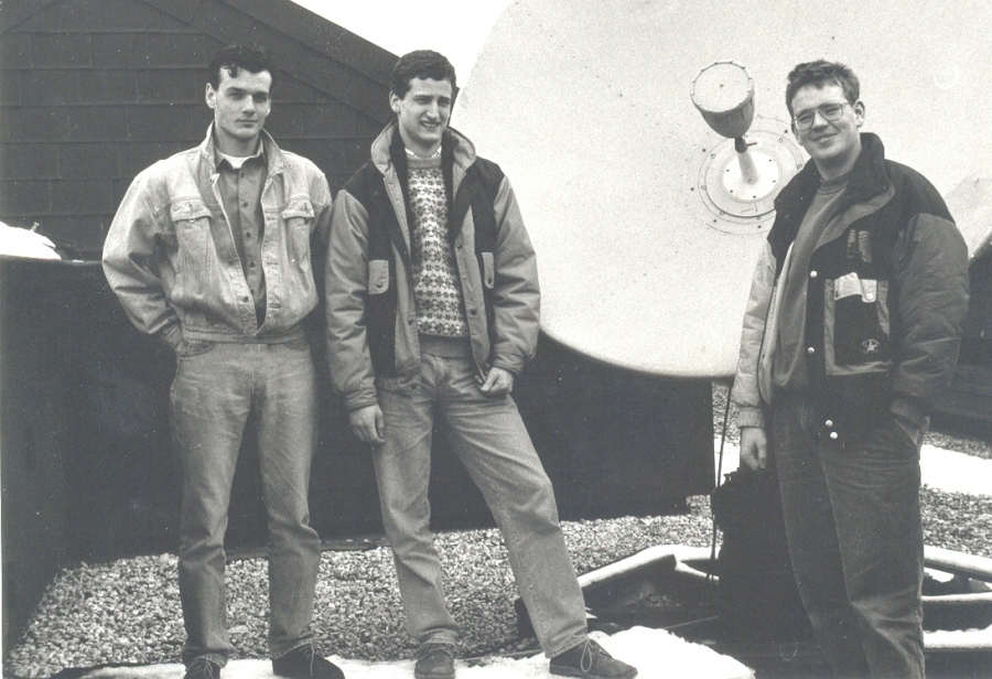 Andreas Goris, Alistair Göpffarth und Rudolf Scheuren am Teleskop auf dem Schuldach