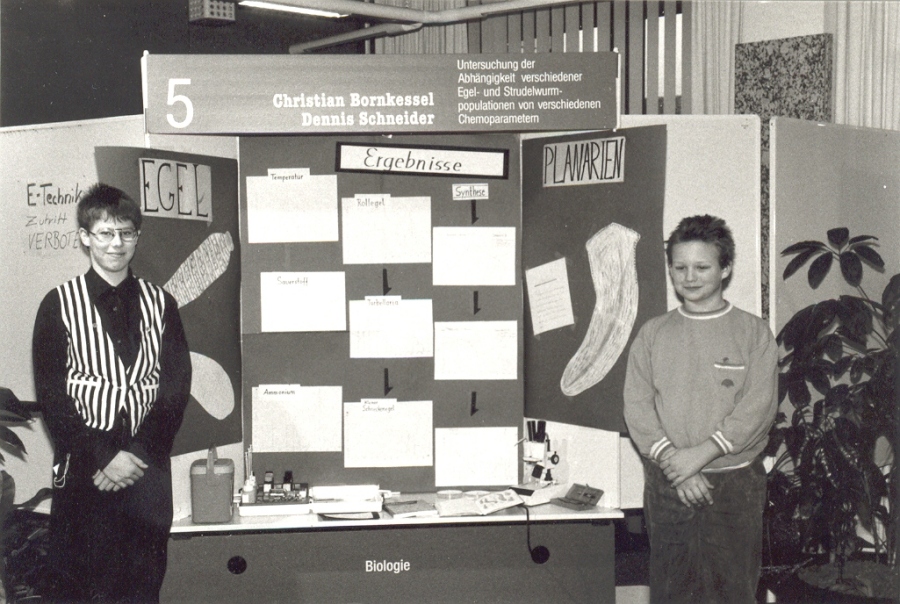 Christian Bornkessel und Dennis Schneider auf dem Regionalwettbewerb an ihrem Stand