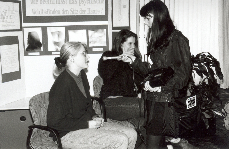 Dorothee und Sarah werden von einer Journalistin interviewt