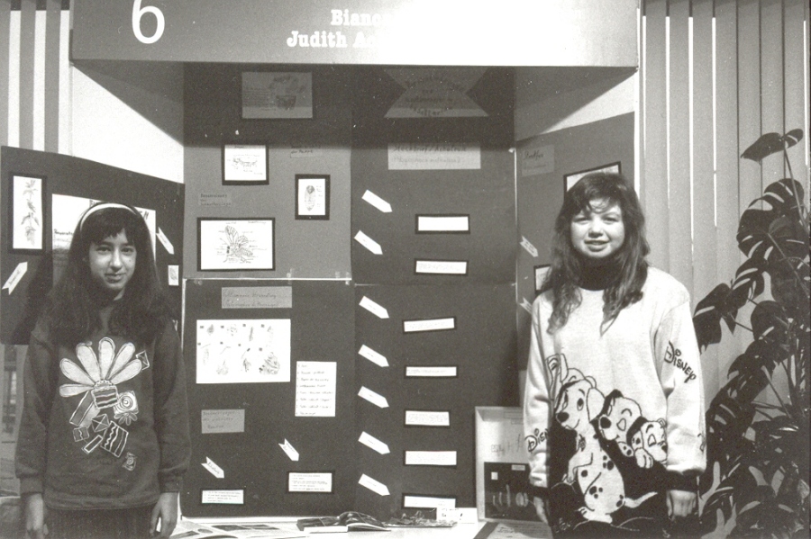 Judith Ackerstein und Bianca Irnich auf dem Regionalwettbewerb an ihrem Stand