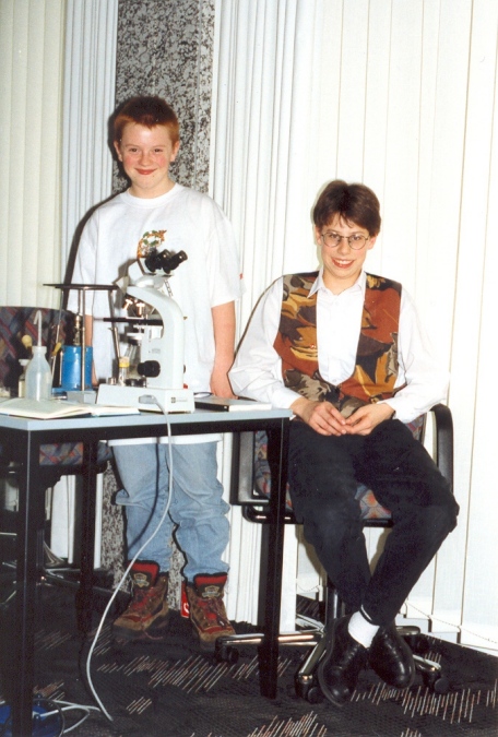 Jan Behrend und Christian Bornkessel stellen ihr Projekt auf dem Regionalwettbewerb vor