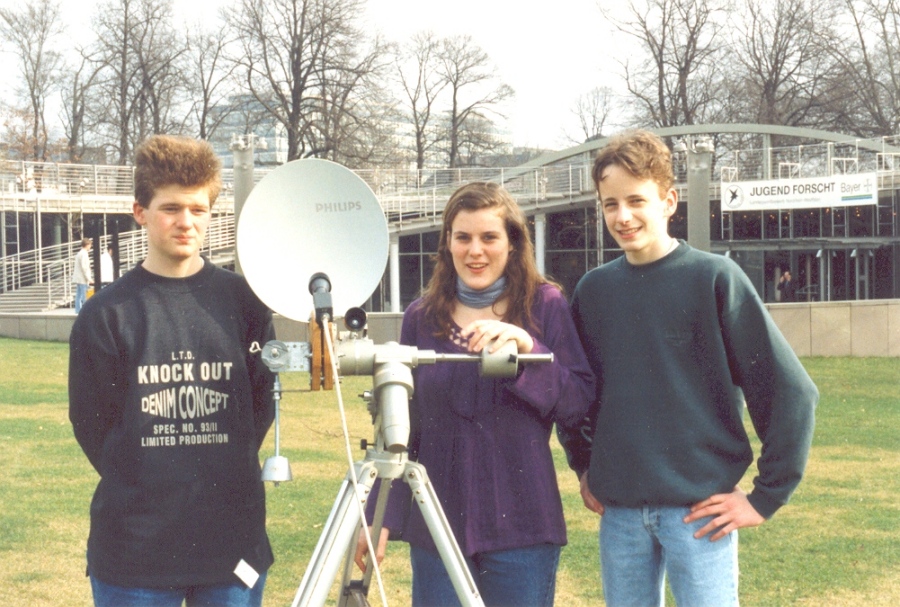Gerd, Silke und Mario mit ihrem Radioteleskop auf dem Landeswettbewerb bei Bayer in Leverkusen