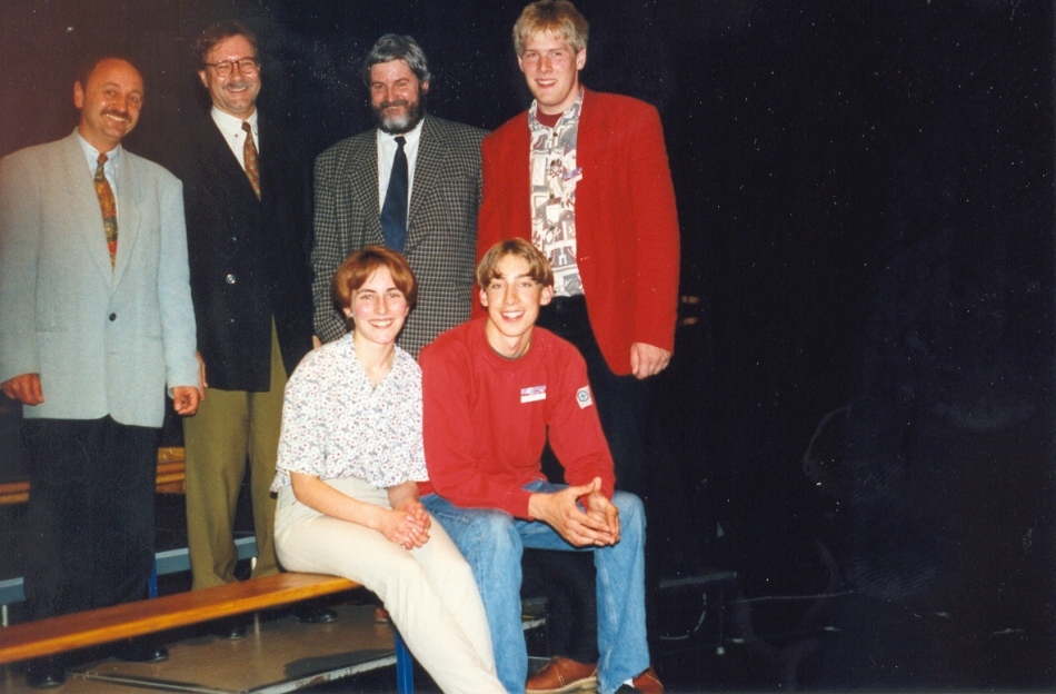 Betreuer Walter Stein, Schulleiter Paul Georg Neft, Lehrer Herbert Schlößer und unsere Bundeswettbewerbsteilnehmer Daniel Schlich, Britta Pielen und Tobias Plötzing