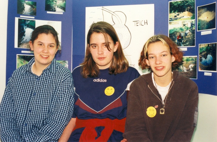Katharina Solms, Susanne Schreiber und Ramona Klonisch auf dem Regionalwettbewerb "Schüler experiementieren" an ihrem Stand
