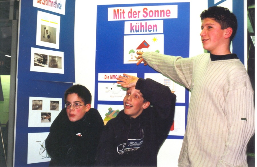 Daniel Merget, Florian Merget und Sebastian Osterspey beim Regionalwettbewerb an ihrem Stand