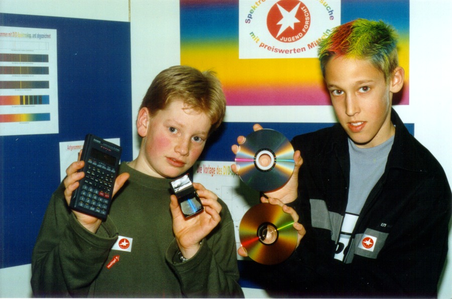 Stefan Hück und Julian Merget beim Regionalwettbewerb an ihrem Stand