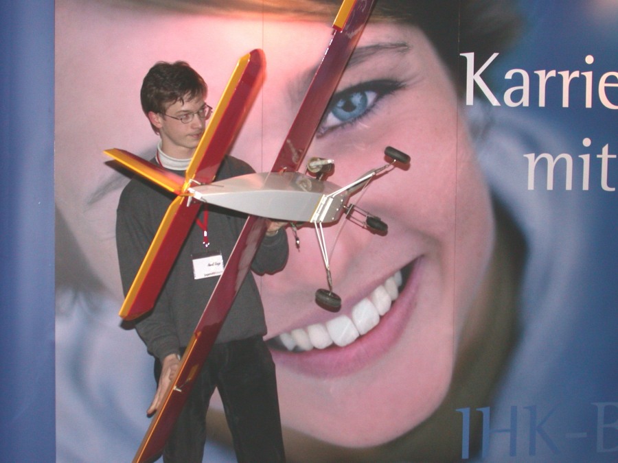 Henrik Krupp auf dem Regionalwettbewerb mit seinem Modellflugzeug