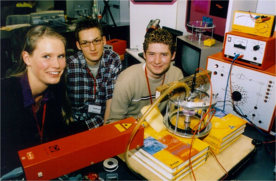 Binia Neuer, Benedikt Lorbach und Moritz Plötzing an ihrem Stand auf dem Regionalwettbewerb "Jugend forscht" (Quelle: ThyssenKrupp Services AG)