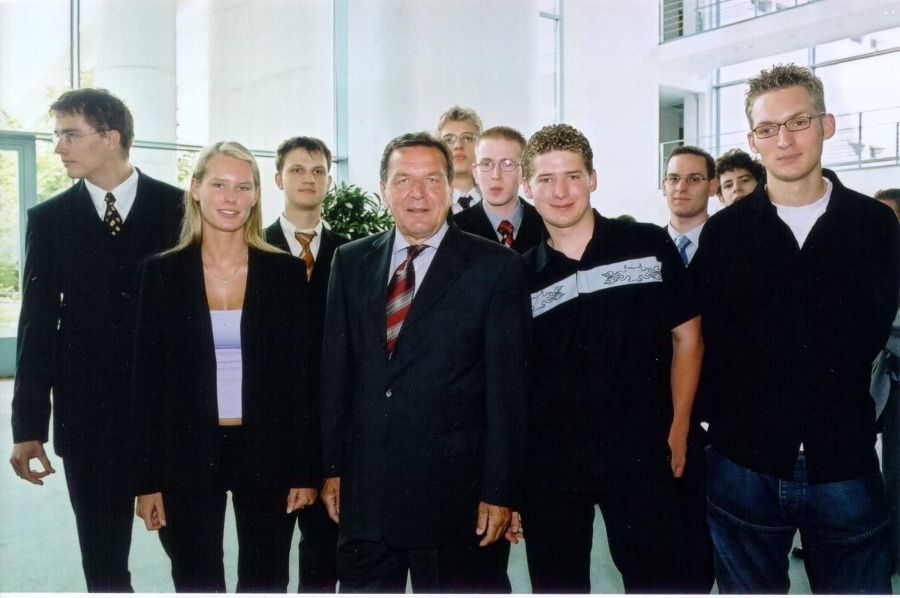 Binia, Moritz und Benedikt zusammen mit Bundeskanzler Gerhard Schröder im Bundeskanzleramt 