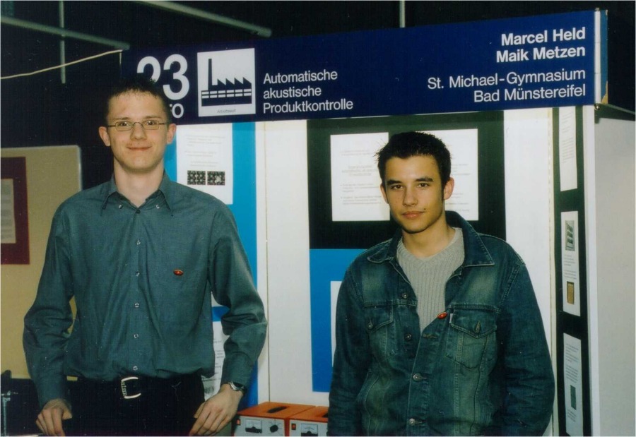 Marcel Held und Maik Metzen beim Regionalwettbewerb an ihrem Stand (Quelle: ThyssenKrupp Services AG)