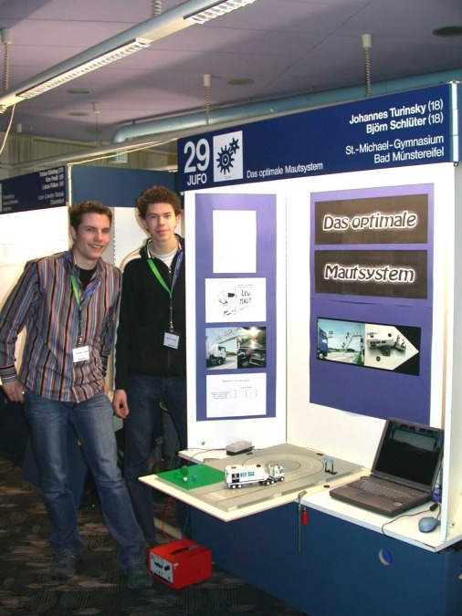 Johannes Turinsky, Björn Schlüter beim Regionalwettbewerb an ihrem Stand