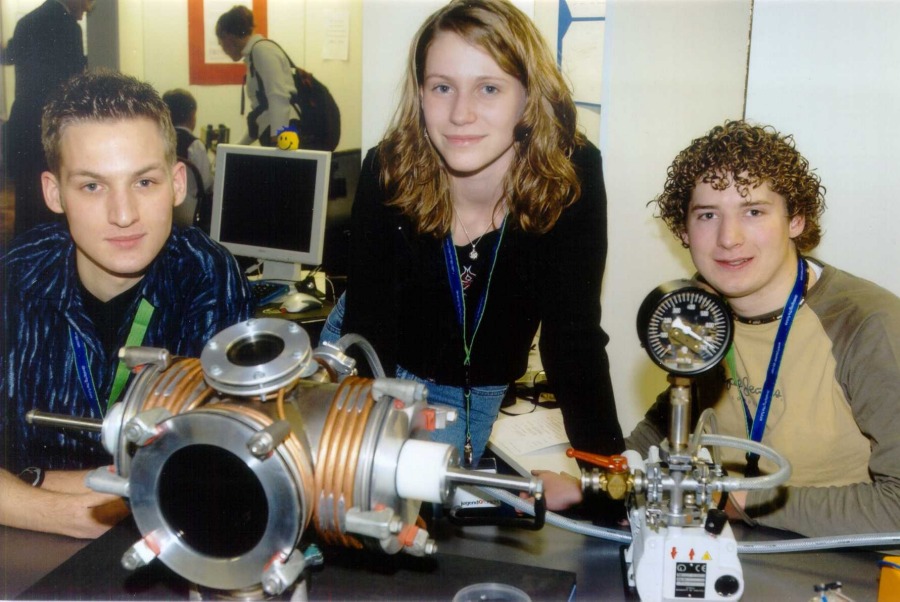Benedikt Lorbach, Meike Spiess und Moritz Plötzing auf dem Regionalwettbewerb "Jugend forscht" im Tyssen Trade Center Düsseldorf(Quelle: ThyssenKrupp Services AG)