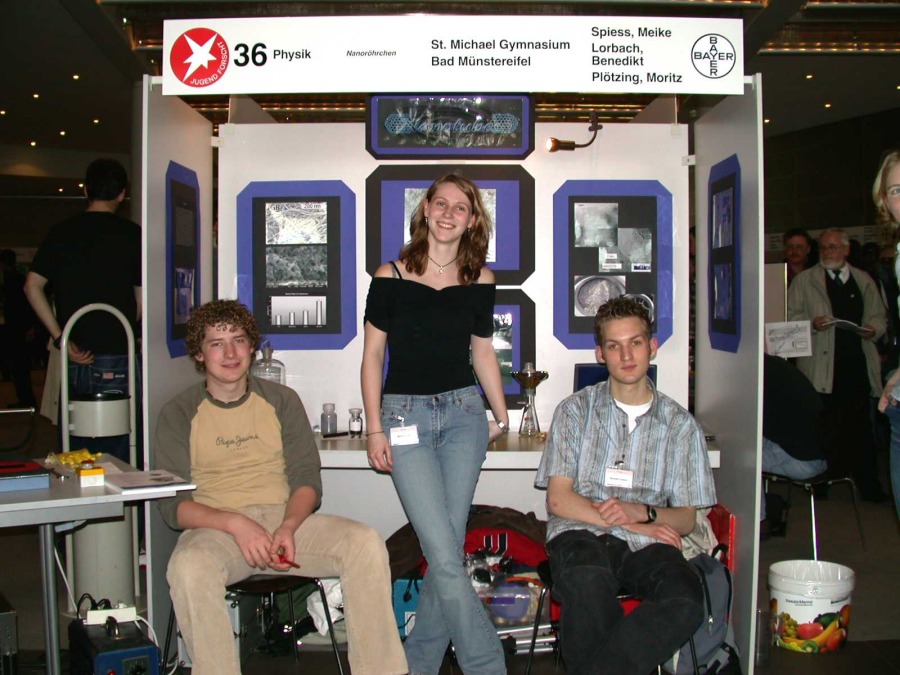 Moritz Plötzing, Meike Spiess und Benedikt Lorbach an ihrem Stand auf dem Landeswettbewerb "Jugend forscht" bei Bayer in Leverkusen
