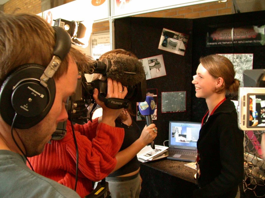 Meike erklärt den Reportern die Herstellung von Nanoröhrchen