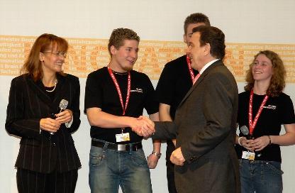 Bundeskanzler Gerhard Schröder gratuliert Moritz, Benedikt und Meike auf der Cebit zum Bundessieg (Quelle: Presse- und Informationsamt der Bundesregierung)