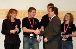Bundeskanzler Gerhard Schröder gratuliert Moritz, Benedikt und Meike - Cebit