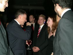 Bundespräsident Horst Köhler im Gespräch mit Benedikt, Moritz und Meike - Zukunftspreisverleihung in Berlin