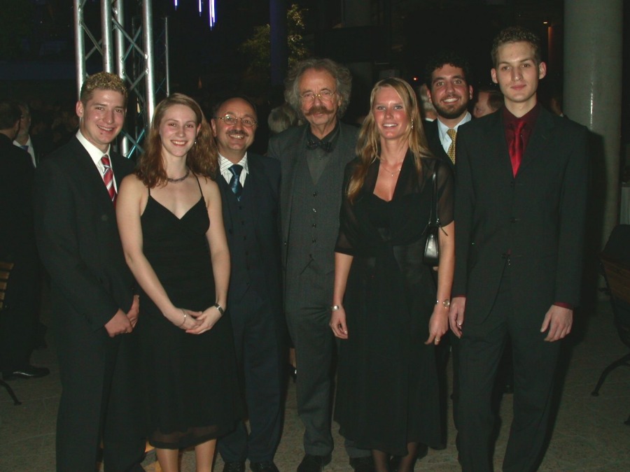 Moritz, Meike, Walter Stein, Wissenschaftsjournalist und Fernsehmoderator Jean Pütz, Binia Neuer und Benedikt auf der Verleihung des deutschen Zukunftspreises in Berlin