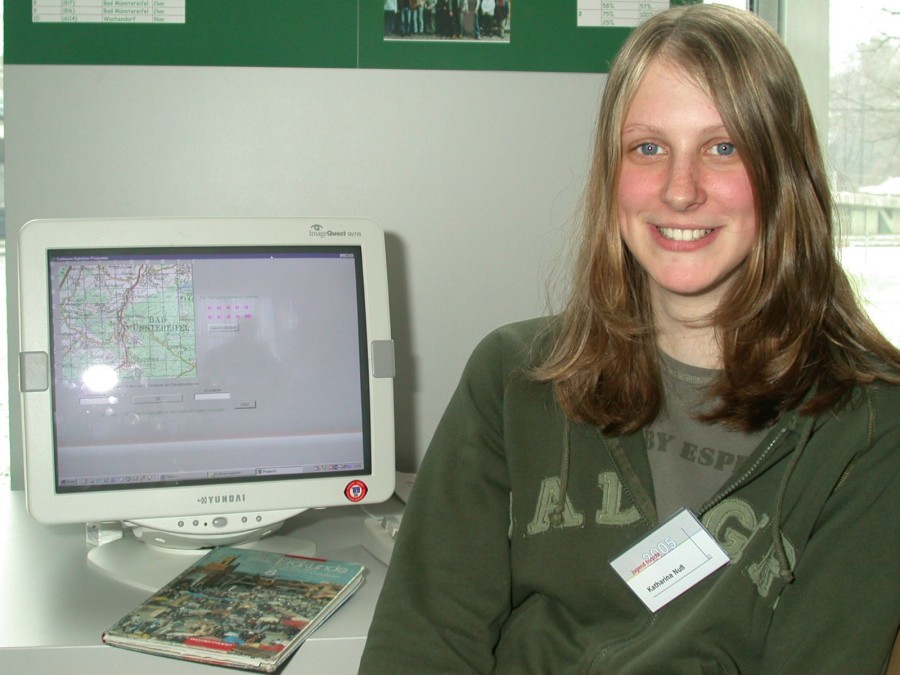 Katharina Nuß auf dem Regionalwettbewerb "Schüler experiementieren" an ihrem Stand