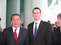 Bundeskanzler Gerhard Schröder und Florian Kotzur