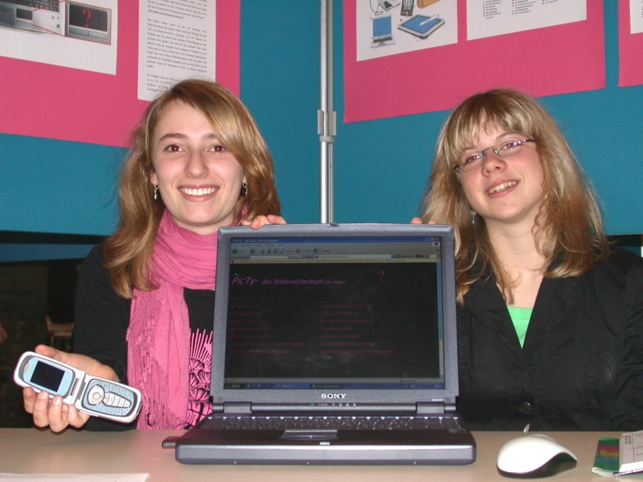 Karlotta Schlösser und Carolin Salmon auf dem Regionalwettbewerb "Schüler experimentieren"