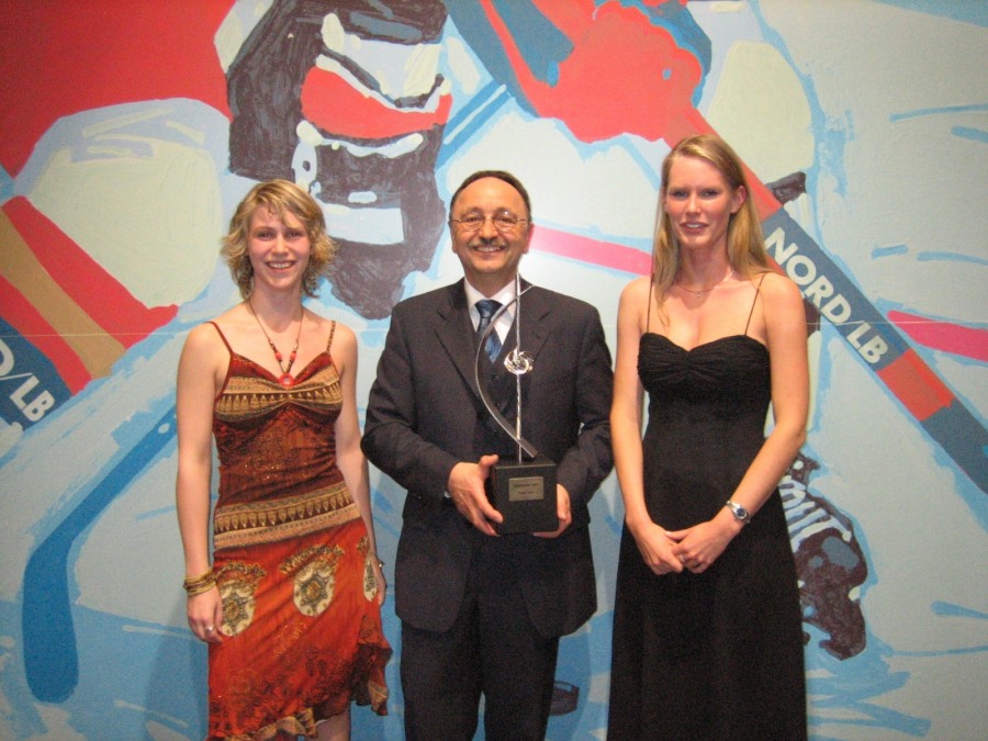 Ideenmacher Walter Stein mit den Miniforschern Meike und Binia
