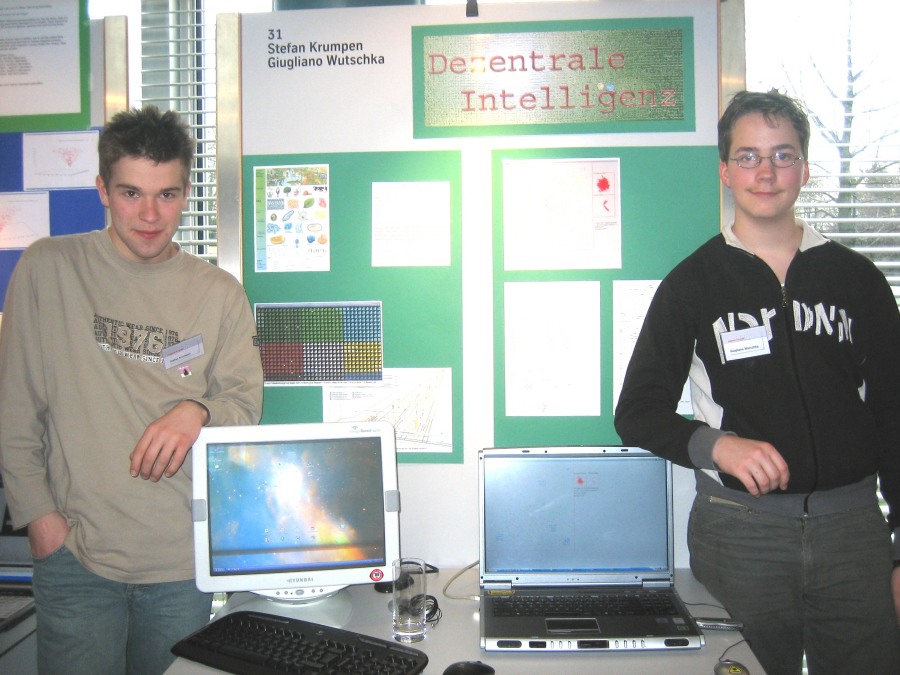 Stefan Krumpen und Giugliano Wutschka stellen ihre Arbeit zur "Dezentralen Intelligenz" auf dem Regionalwettbewerb vor