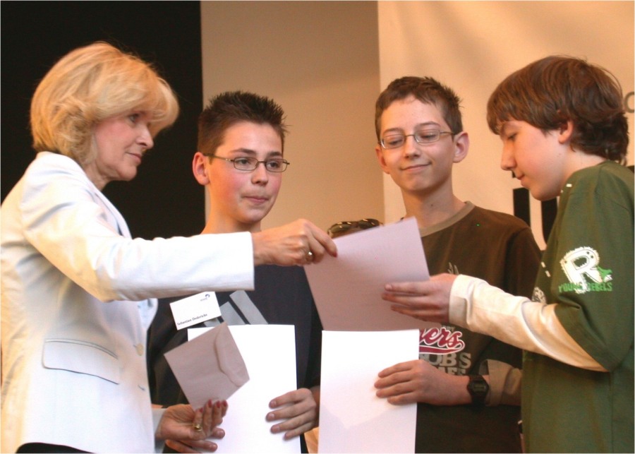 Sebastian, Bastian, Daniel werden von Schulministerin NRW Barbara Sommer auf dem Landeswettbewerb ausgezeichnet