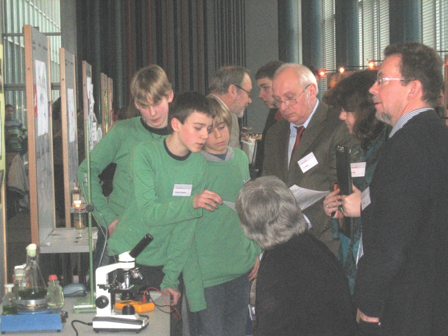 Benjamin Nöke, Benjamin Weigand und Tjarko Rahlf werden von der Jury Biologie auf dem Regionalwettbewerb befragt