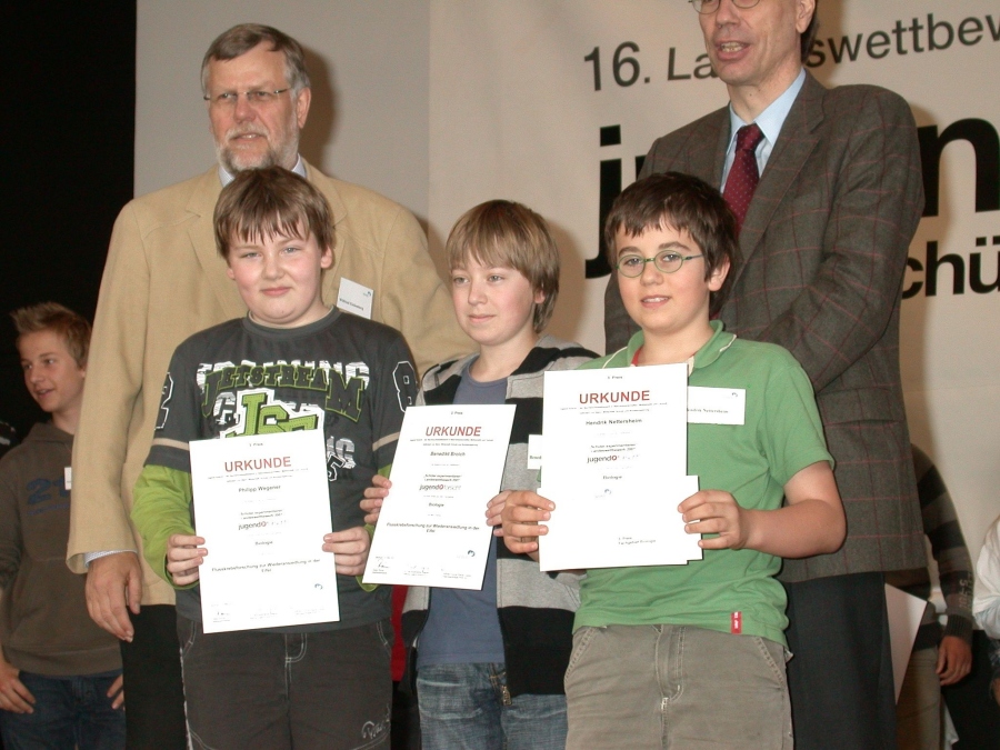 Auf dem Landeswettbewerb gewinnen Philipp, Benedikt und Hendrik den 3. Preis Biologie