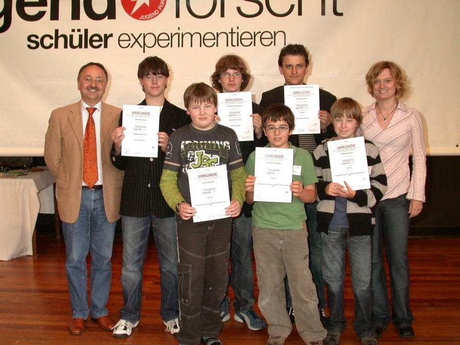 Unsere erfolgreichen Miniforscher mit ihren Betreuern Walter Stein und Vera Küppers auf dem Regionalwettbewerb "Schüler experimentieren" beim RWE in Bochum