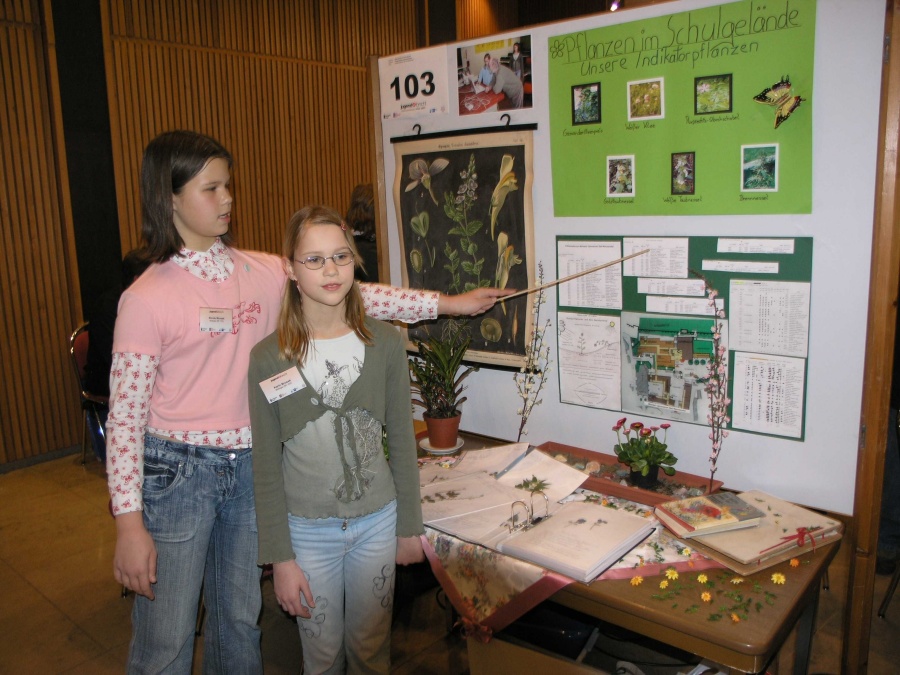 Nicole Mrosek und Karin Mrosek stellen ihre Arbeit auf dem Regionalwettbewerb vor