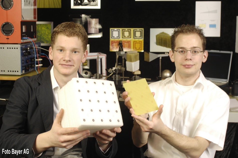 Stefan und Andreas präsentieren ihre Arbeit auf dem Landeswettbewerb (Photo: Bayer AG)