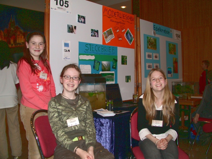 Aileen Meyer, Carolin Sampels und Judith Suhr vor ihrem Stand auf dem Regionalwettbewerb