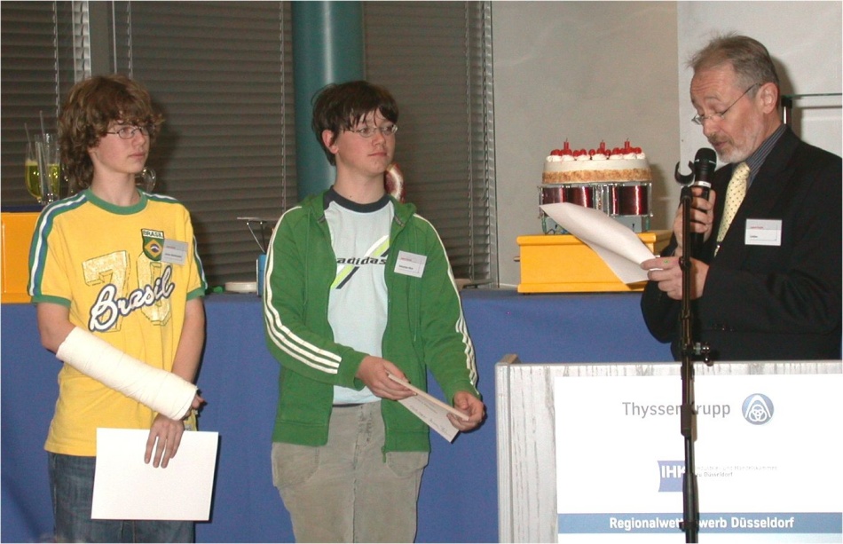 Jochen und Sebastian werden auf dem Regionalwettbewerb mit dem ersten Preis im Fachbereich Mathe/Informatik ausgezeichnet
