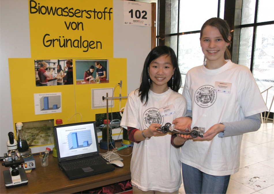 Jiexia Chen und Anne Bornkessel stellen ihre Arbeit auf dem Regionalwettbewerb vor