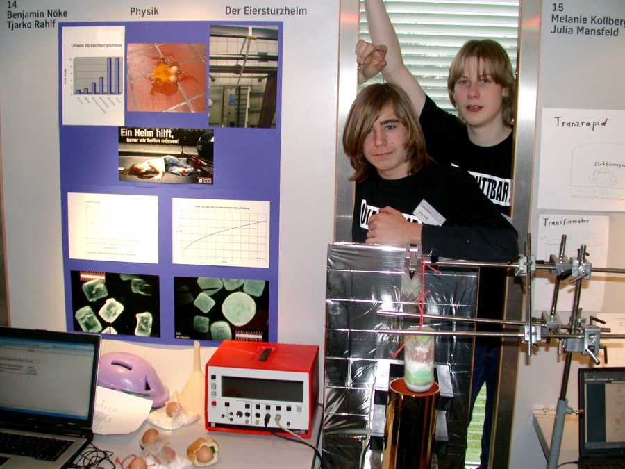 Tjarko Rahlf und Benjamin Nöke an ihrem Stand auf dem Regionalwettbewerb