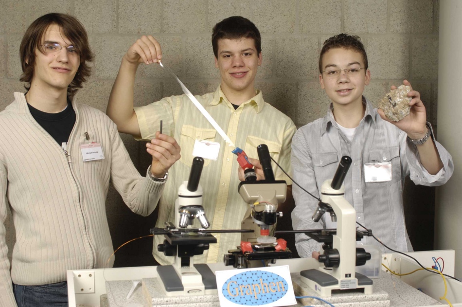 Michael Schmitz, Luca Banszerus und Tobias Kaufmann präsentieren ihre Arbeit auf dem Landeswettbewerb "Jugend forscht" (Quelle: Bayer)