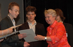 Tobias Kaufmann, Luca Banszerus, Bundesministerin Dr. Annette Schavan und Michael Schmitz - Bundeswettbewerb