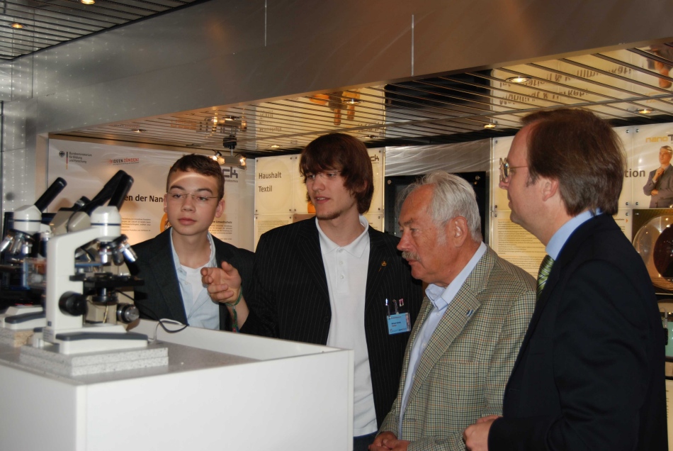 Tobias and Michael explain their project to Nobel Laureate Prof. Dr. Peter Grünberg and BMBF State Secretary Thomas Rachel