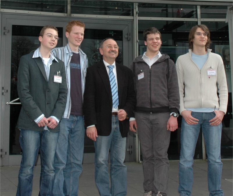 Unsere Landessieger Tobias Kaufmann, Heiko Burau, Luca Banszerus und Michael Schmitz mit ihrem Betreuer Walter Stein auf dem Landeswettbewerb Jugend forscht
