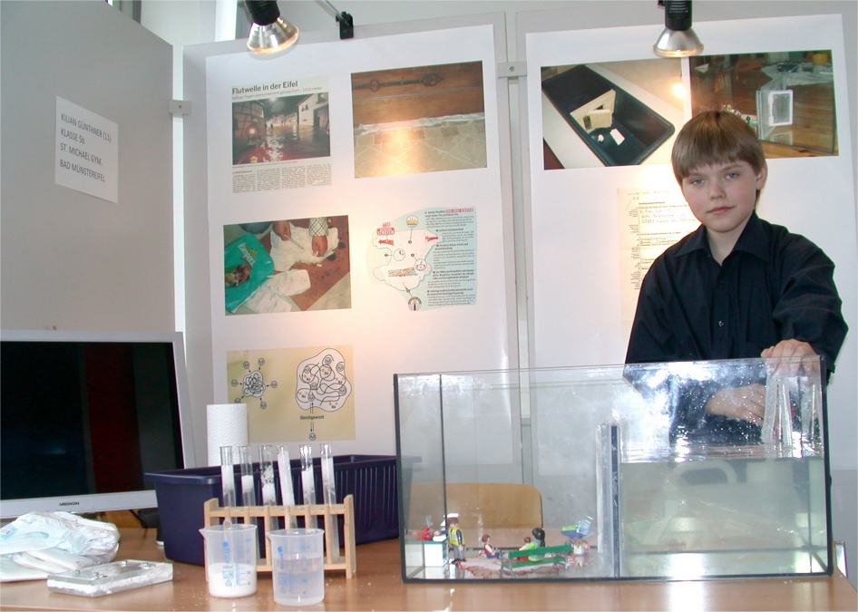 Kilian Günthner stellt seine Arbeit auf dem Landeswettbewerb "Schüler experimentieren" vor