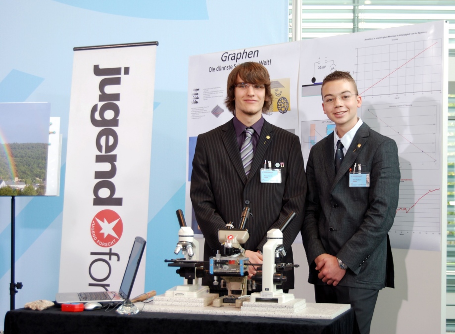 Michael und Tobias warten an ihrem Stand auf die Bundeskanzlerin Dr. Angela Merkel