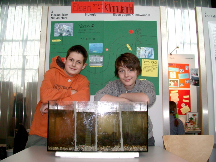 Niklas Marx und Marius Erler an ihrem Stand auf dem Regionalwettbewerb