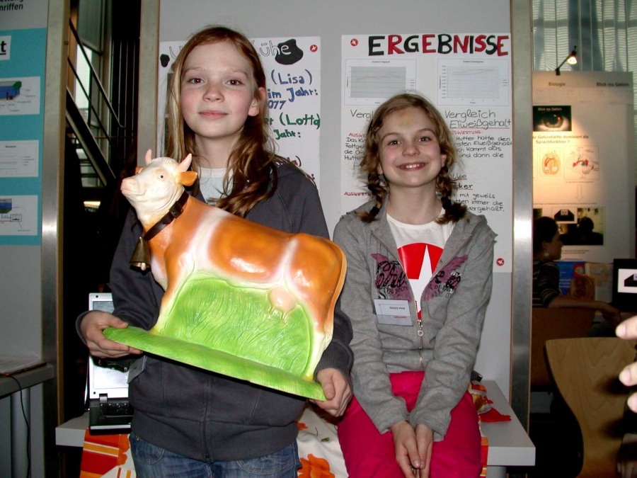 Wiebke Mauel und Anna Schmitz stellen ihr Projekt auf dem Regionalwettbewerb vor