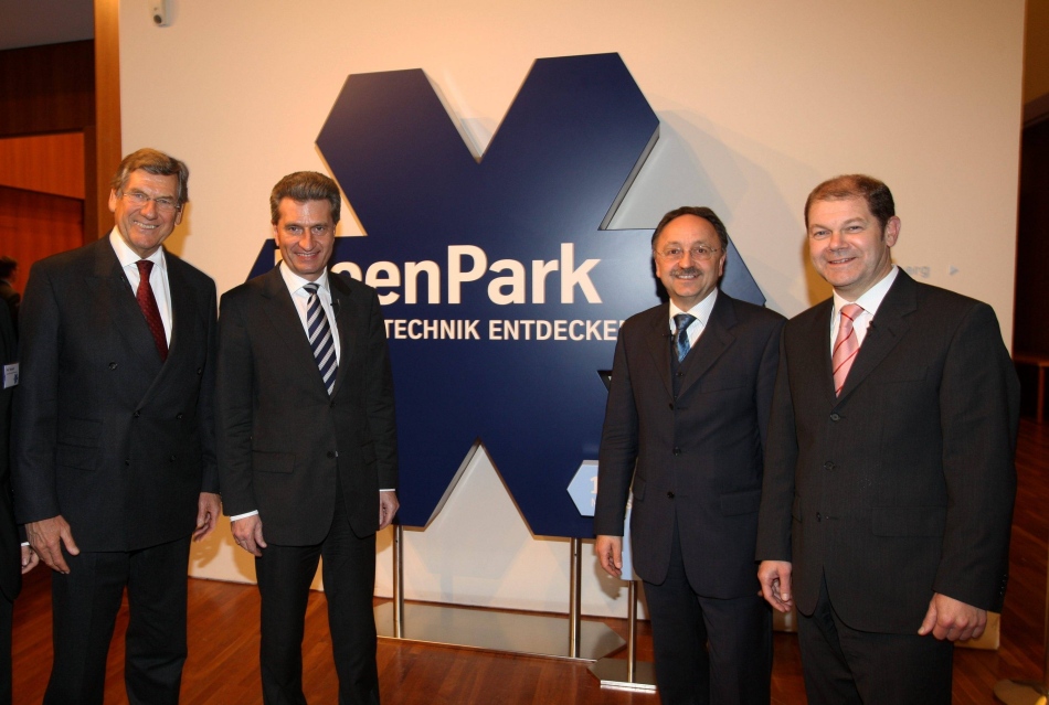 The participants of the panel discussion of the parliamentary evening on 3rd March in Berlin at the permanent representation of Baden-Württemberg were Chairman of the Executive Board at ThyssenKrupp Dr. Ekkehard Schulz, Minister-President of Baden-Württemberg Günther Oettinger, Director of Studies (teacher) Walter Stein and Federal Minister of Labour Olaf Scholz (source: Frank Ossenbrink)