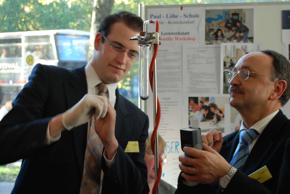 Florian Kotzur und Walter Stein beim Aufbau des Standes Nanoröhrchen