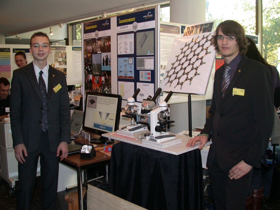 Tobias Kaufmann und Michael Schmitz vor ihrem Stand Graphen