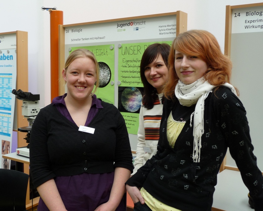 Syliva Kleefisch, Martina Mayer und Hanna Mertens stellen ihre Arbeit auf dem Regionalwettbewerb vor