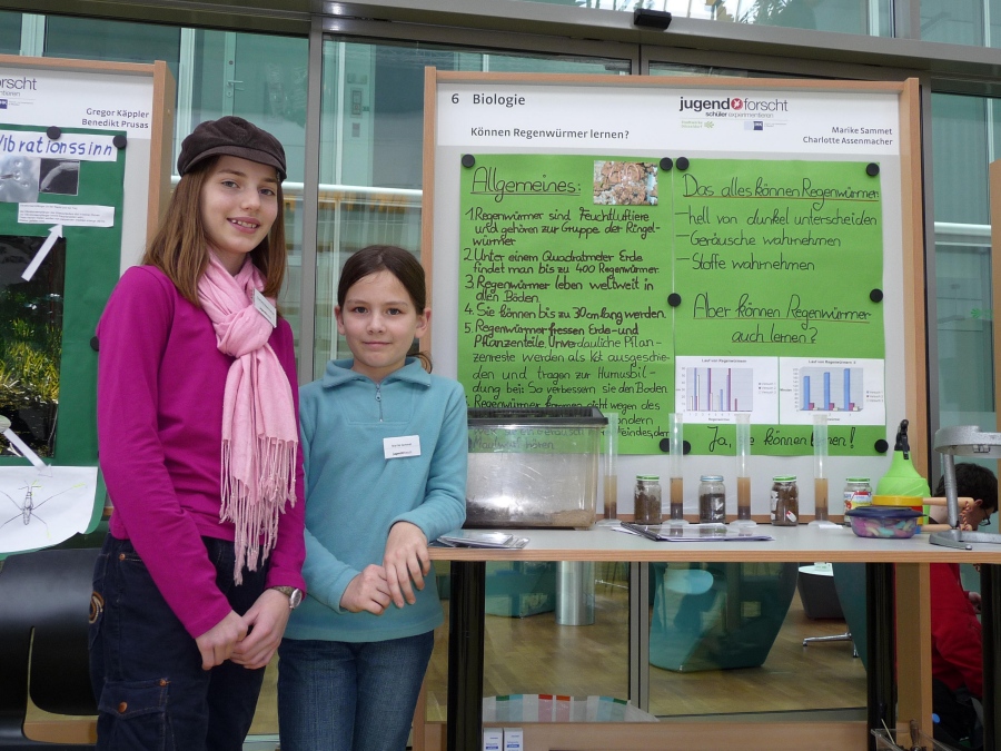 Charlotte Assenmacher and Marike Sammet present their work on earthworms at the regional competition